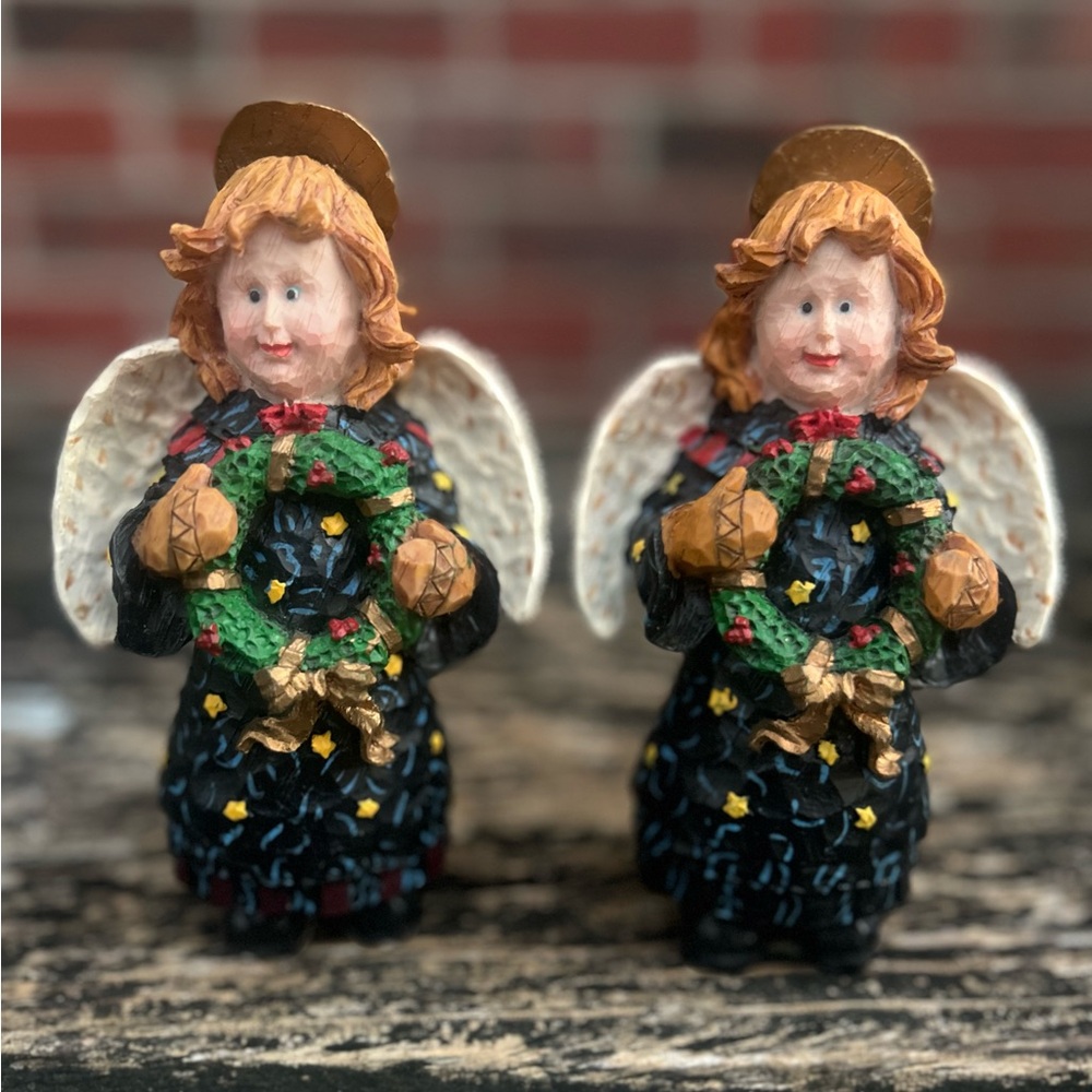 Pair (2) of Holiday Angel Figurines w/ Wings Holding Christmas Wreaths M1